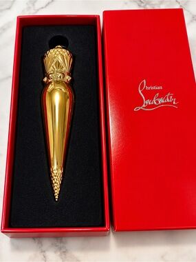 Christian Louboutin Rouge
Louboutin Lip Color - 001
Very Prive
Iconic Luxury Lip